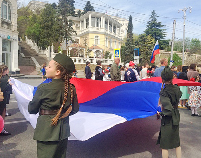 Школярі у військовій формі та формі юнармії на першотравневій демонстрації у Севастополі